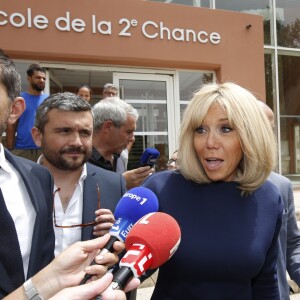 Semi Exclusif - Brigitte Macron à la sortie d'une visite de l'école de la 2ème chance à Marseille en compagnie du maire Jean-Claude Gaudin le 14 juin 2019. La veille, le jeudi 13 juin 2019, la première dame a rendu visite aux habitants de la cité Felix-Pyat dans les quartiers nords de Marseille. Elle a échangé pendant plus de deux heures avec des associations luttant contre les discriminations et les déserts médicaux. Elle était venu en avril 2017 et avait promis de revenir : c'est chose faite. A la suite de cette visite où Brigitte Macron a pu échanger avec les habitants, elle s'est rendue dans une salle de boxe de la cité du Castellas, la salle Noble Art Boxing 15. Ce vendredi, après la visite de l'école de la 2ème chance, Brigitte Macron a déjeuné avec Jean-Claude Gaudin, le maire de Marseille et Martine Vassal, présidente du conseil de la métropole d'Aix Marseille Provence. Lors de ces deux jours de visite privée, Brigitte Macron avait pour guide un proche, Jean-Philippe Agresti, doyen de la faculté de Droit et de Science Politique Aix Marseille comme lors de son premier passage en avril 2017. De G à D, Pierre-Olivier Costa, directeur de cabinet de Brigitte Macron, Jean-Philippe Agresti, doyen de la faculté de Droit et de Science Politique Aix Marseille.