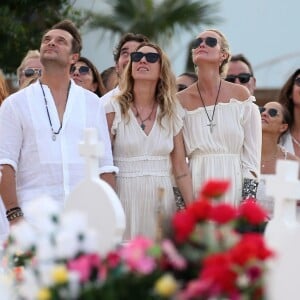 Laeticia Hallyday, Laura Smet et David Hallyday lors des obsèques de Johnny Hallyday au cimetière de Lorient à Saint-Barthélemy, le 11 décembre 2017.