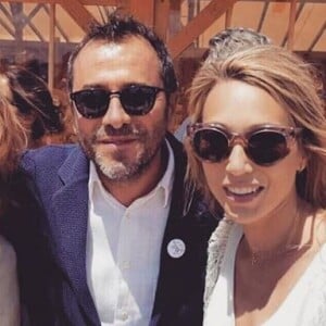 Bernard Montiel avec Nathalie Baye et Laura Smet lors du mariage religieux de Laura Smet et Raphaël Lancrey-Javal célébré le 15 juin 2019 au Cap-Ferret.