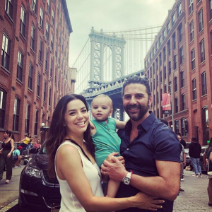 Eva Longoria prend la pose avec son fils Santiago et son mari José Baston, à New York, le 16 juin 2019
