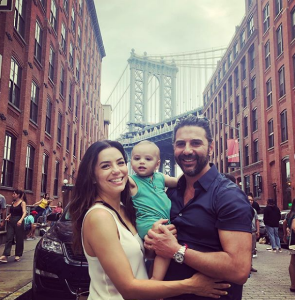 Eva Longoria prend la pose avec son fils Santiago et son mari José Baston, à New York, le 16 juin 2019