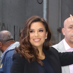 Eva Longoria est photographiée à la sortie des studios de Good Morning America, elle salue ses fans à New York le 17 Juin 2019.