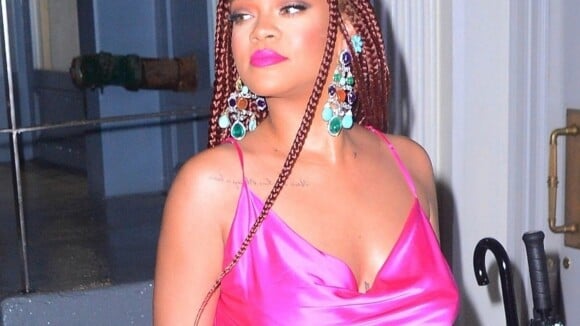 Rihanna illumine en minirobe : Large décolleté et satin rose fuchsia