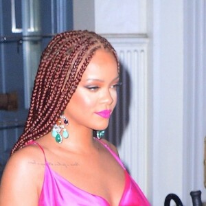 Rihanna arrive, avec trois heures de retard, au lancement de son magasin éphémère "Fenty Beauty" chez "Webster" à New York, le 18 juin 2019. Sa ligne de maquillage "Fenty Beauty" sera proposée à la vente, du 19 au 30 juin 2019, sur deux étages de ce grand magasin de Soho.