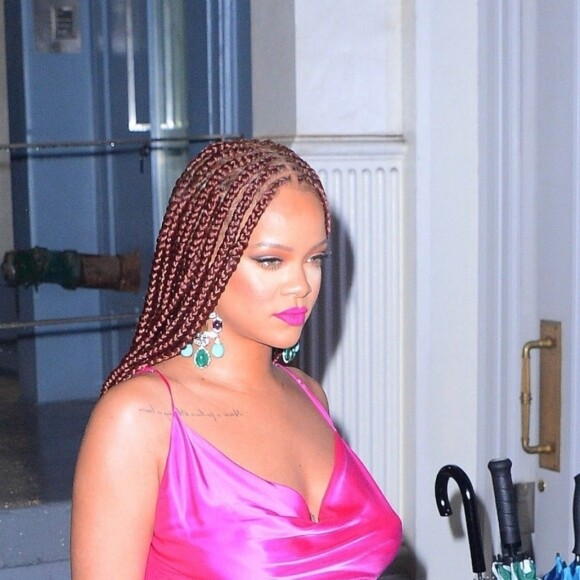 Rihanna arrive, avec trois heures de retard, au lancement de son magasin éphémère "Fenty Beauty" chez "Webster" à New York, le 18 juin 2019. Sa ligne de maquillage "Fenty Beauty" sera proposée à la vente, du 19 au 30 juin 2019, sur deux étages de ce grand magasin de Soho.