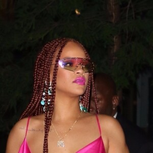 Rihanna quitte la soirée de lancement de son magasin éphémère "Fenty Beauty" chez Cipriani à New York, le 18 juin 2019. Sa ligne de maquillage "Fenty Beauty" sera proposée à la vente, du 19 au 30 juin 2019, sur deux étages à la boutique de Soho, "The Webster".