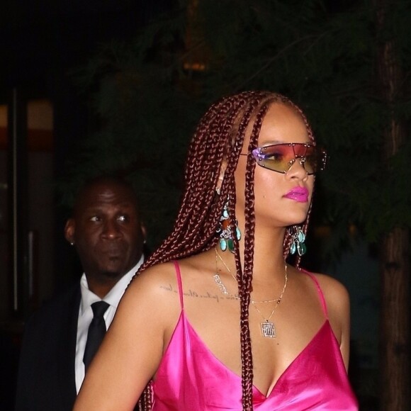 Rihanna quitte la soirée de lancement de son magasin éphémère "Fenty Beauty" chez Cipriani à New York, le 18 juin 2019. Sa ligne de maquillage "Fenty Beauty" sera proposée à la vente, du 19 au 30 juin 2019, sur deux étages à la boutique de Soho, "The Webster".