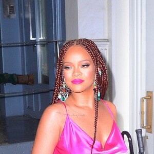 Rihanna arrive, avec trois heures de retard, au lancement de son magasin éphémère "Fenty Beauty" chez "Webster" à New York, le 18 juin 2019. Sa ligne de maquillage "Fenty Beauty" sera proposée à la vente, du 19 au 30 juin 2019, sur deux étages de ce grand magasin de Soho.