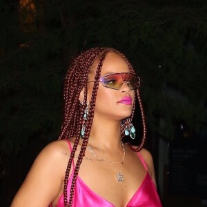 Rihanna quitte la soirée de lancement de son magasin éphémère "Fenty Beauty" chez Cipriani à New York, le 18 juin 2019. Sa ligne de maquillage "Fenty Beauty" sera proposée à la vente, du 19 au 30 juin 2019, sur deux étages à la boutique de Soho, "The Webster".