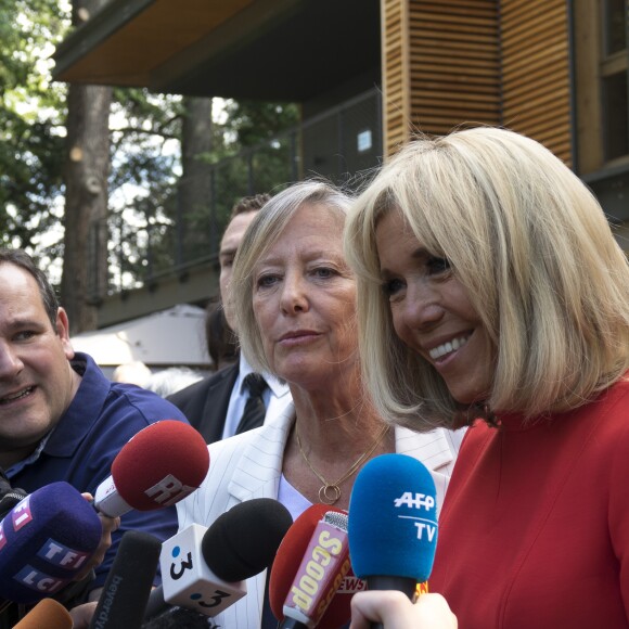 Brigitte Macron lors de l'inauguration de la maison de répit à Tassin-la-Demi-Lune dans la Métropole de Lyon le 18 juin 2019. La secrétaire d'Etat chargée des personnes handicapées Sophie Cluzel et l'épouse du président de la République Brigitte Macron ont inauguré mardi une "maison du répit" pour soulager les aidants épuisés, une première que le gouvernement aimerait voir essaimer. Cet établissement, situé à Tassin-la-Demi-Lune (métropole de Lyon), offre à ceux qui consacrent leur vie à aider un parent malade ou handicapé "un moment où elles peuvent poser leurs valises, se ressourcer, confier leur proche", a rappelé Sophie Cluzel. Financée par des mécènes et les collectivités, la "maison du répit" a obtenu que les nuitées soient remboursées quasi-intégralement par la Sécurité sociale. Un point crucial qui "fait entrer le répit dans l'aide sociale", insiste Henri de Rohan-Chabot, cofondateur et délégué général de la Fondation France Répit, à l'initiative de cette innovation sociale. © Sandrine Thesillat / Panoramic / Bestimage