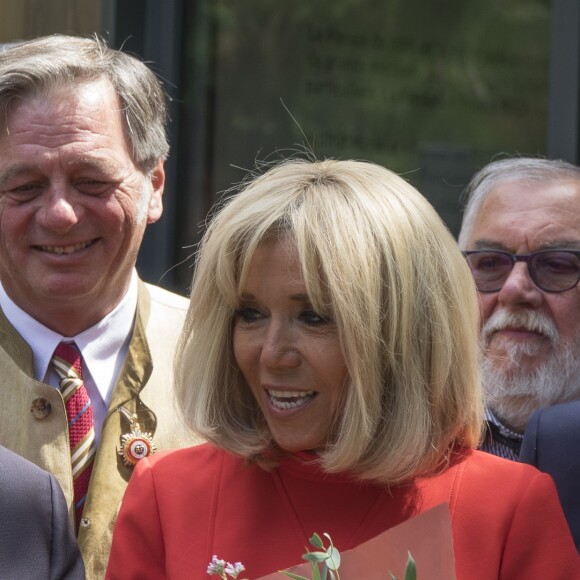 Brigitte Macron lors de l'inauguration de la maison de répit à Tassin-la-Demi-Lune dans la Métropole de Lyon le 18 juin 2019. La secrétaire d'Etat chargée des personnes handicapées Sophie Cluzel et l'épouse du président de la République Brigitte Macron ont inauguré mardi une "maison du répit" pour soulager les aidants épuisés, une première que le gouvernement aimerait voir essaimer. Cet établissement, situé à Tassin-la-Demi-Lune (métropole de Lyon), offre à ceux qui consacrent leur vie à aider un parent malade ou handicapé "un moment où elles peuvent poser leurs valises, se ressourcer, confier leur proche", a rappelé Sophie Cluzel. Financée par des mécènes et les collectivités, la "maison du répit" a obtenu que les nuitées soient remboursées quasi-intégralement par la Sécurité sociale. Un point crucial qui "fait entrer le répit dans l'aide sociale", insiste Henri de Rohan-Chabot, cofondateur et délégué général de la Fondation France Répit, à l'initiative de cette innovation sociale. © Sandrine Thesillat / Panoramic / Bestimage