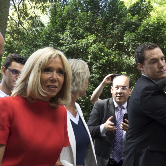 Brigitte Macron lors de l'inauguration de la maison de répit à Tassin-la-Demi-Lune dans la Métropole de Lyon le 18 juin 2019. La secrétaire d'Etat chargée des personnes handicapées Sophie Cluzel et l'épouse du président de la République Brigitte Macron ont inauguré mardi une "maison du répit" pour soulager les aidants épuisés, une première que le gouvernement aimerait voir essaimer. Cet établissement, situé à Tassin-la-Demi-Lune (métropole de Lyon), offre à ceux qui consacrent leur vie à aider un parent malade ou handicapé "un moment où elles peuvent poser leurs valises, se ressourcer, confier leur proche", a rappelé Sophie Cluzel. Financée par des mécènes et les collectivités, la "maison du répit" a obtenu que les nuitées soient remboursées quasi-intégralement par la Sécurité sociale. Un point crucial qui "fait entrer le répit dans l'aide sociale", insiste Henri de Rohan-Chabot, cofondateur et délégué général de la Fondation France Répit, à l'initiative de cette innovation sociale. © Sandrine Thesillat / Panoramic / Bestimage