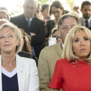 Brigitte Macron lors de l'inauguration de la maison de répit à Tassin-la-Demi-Lune dans la Métropole de Lyon le 18 juin 2019. La secrétaire d'Etat chargée des personnes handicapées Sophie Cluzel et l'épouse du président de la République Brigitte Macron ont inauguré mardi une "maison du répit" pour soulager les aidants épuisés, une première que le gouvernement aimerait voir essaimer. Cet établissement, situé à Tassin-la-Demi-Lune (métropole de Lyon), offre à ceux qui consacrent leur vie à aider un parent malade ou handicapé "un moment où elles peuvent poser leurs valises, se ressourcer, confier leur proche", a rappelé Sophie Cluzel. Financée par des mécènes et les collectivités, la "maison du répit" a obtenu que les nuitées soient remboursées quasi-intégralement par la Sécurité sociale. Un point crucial qui "fait entrer le répit dans l'aide sociale", insiste Henri de Rohan-Chabot, cofondateur et délégué général de la Fondation France Répit, à l'initiative de cette innovation sociale. © Sandrine Thesillat / Panoramic / Bestimage