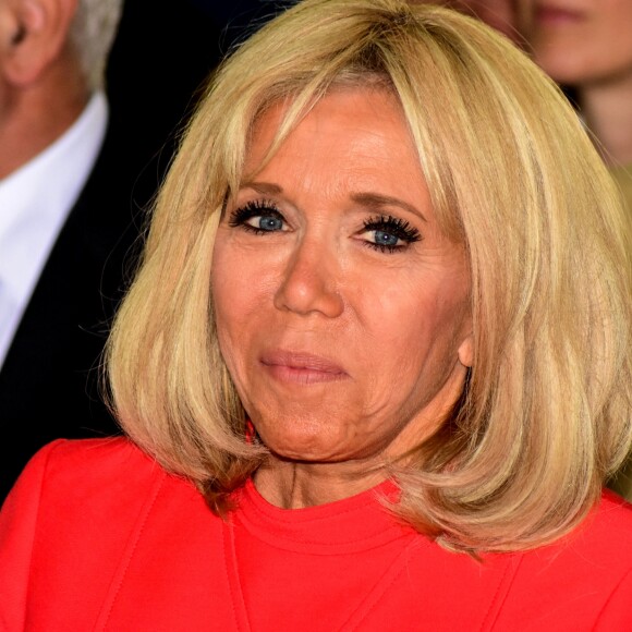 Brigitte Macron lors de l'inauguration de la maison de répit à Tassin-la-Demi-Lune dans la Métropole de Lyon le 18 juin 2019. La secrétaire d'Etat chargée des personnes handicapées Sophie Cluzel et l'épouse du président de la République Brigitte Macron ont inauguré mardi une "maison du répit" pour soulager les aidants épuisés, une première que le gouvernement aimerait voir essaimer. Cet établissement, situé à Tassin-la-Demi-Lune (métropole de Lyon), offre à ceux qui consacrent leur vie à aider un parent malade ou handicapé "un moment où elles peuvent poser leurs valises, se ressourcer, confier leur proche", a rappelé Sophie Cluzel. Financée par des mécènes et les collectivités, la "maison du répit" a obtenu que les nuitées soient remboursées quasi-intégralement par la Sécurité sociale. Un point crucial qui "fait entrer le répit dans l'aide sociale", insiste Henri de Rohan-Chabot, cofondateur et délégué général de la Fondation France Répit, à l'initiative de cette innovation sociale. © Romain Doucelin / Bestimage