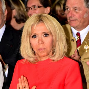 Brigitte Macron lors de l'inauguration de la maison de répit à Tassin-la-Demi-Lune dans la Métropole de Lyon le 18 juin 2019. La secrétaire d'Etat chargée des personnes handicapées Sophie Cluzel et l'épouse du président de la République Brigitte Macron ont inauguré mardi une "maison du répit" pour soulager les aidants épuisés, une première que le gouvernement aimerait voir essaimer. Cet établissement, situé à Tassin-la-Demi-Lune (métropole de Lyon), offre à ceux qui consacrent leur vie à aider un parent malade ou handicapé "un moment où elles peuvent poser leurs valises, se ressourcer, confier leur proche", a rappelé Sophie Cluzel. Financée par des mécènes et les collectivités, la "maison du répit" a obtenu que les nuitées soient remboursées quasi-intégralement par la Sécurité sociale. Un point crucial qui "fait entrer le répit dans l'aide sociale", insiste Henri de Rohan-Chabot, cofondateur et délégué général de la Fondation France Répit, à l'initiative de cette innovation sociale. © Romain Doucelin / Bestimage