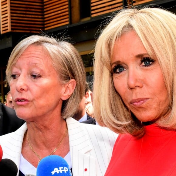 Brigitte Macron lors de l'inauguration de la maison de répit à Tassin-la-Demi-Lune dans la Métropole de Lyon le 18 juin 2019. La secrétaire d'Etat chargée des personnes handicapées Sophie Cluzel et l'épouse du président de la République Brigitte Macron ont inauguré mardi une "maison du répit" pour soulager les aidants épuisés, une première que le gouvernement aimerait voir essaimer. Cet établissement, situé à Tassin-la-Demi-Lune (métropole de Lyon), offre à ceux qui consacrent leur vie à aider un parent malade ou handicapé "un moment où elles peuvent poser leurs valises, se ressourcer, confier leur proche", a rappelé Sophie Cluzel. Financée par des mécènes et les collectivités, la "maison du répit" a obtenu que les nuitées soient remboursées quasi-intégralement par la Sécurité sociale. Un point crucial qui "fait entrer le répit dans l'aide sociale", insiste Henri de Rohan-Chabot, cofondateur et délégué général de la Fondation France Répit, à l'initiative de cette innovation sociale. © Romain Doucelin / Bestimage