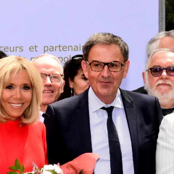 Brigitte Macron lors de l'inauguration de la maison de répit à Tassin-la-Demi-Lune dans la Métropole de Lyon le 18 juin 2019. La secrétaire d'Etat chargée des personnes handicapées Sophie Cluzel et l'épouse du président de la République Brigitte Macron ont inauguré mardi une "maison du répit" pour soulager les aidants épuisés, une première que le gouvernement aimerait voir essaimer. Cet établissement, situé à Tassin-la-Demi-Lune (métropole de Lyon), offre à ceux qui consacrent leur vie à aider un parent malade ou handicapé "un moment où elles peuvent poser leurs valises, se ressourcer, confier leur proche", a rappelé Sophie Cluzel. Financée par des mécènes et les collectivités, la "maison du répit" a obtenu que les nuitées soient remboursées quasi-intégralement par la Sécurité sociale. Un point crucial qui "fait entrer le répit dans l'aide sociale", insiste Henri de Rohan-Chabot, cofondateur et délégué général de la Fondation France Répit, à l'initiative de cette innovation sociale. © Romain Doucelin / Bestimage