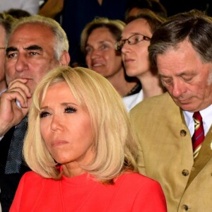 Brigitte Macron lors de l'inauguration de la maison de répit à Tassin-la-Demi-Lune dans la Métropole de Lyon le 18 juin 2019. La secrétaire d'Etat chargée des personnes handicapées Sophie Cluzel et l'épouse du président de la République Brigitte Macron ont inauguré mardi une "maison du répit" pour soulager les aidants épuisés, une première que le gouvernement aimerait voir essaimer. Cet établissement, situé à Tassin-la-Demi-Lune (métropole de Lyon), offre à ceux qui consacrent leur vie à aider un parent malade ou handicapé "un moment où elles peuvent poser leurs valises, se ressourcer, confier leur proche", a rappelé Sophie Cluzel. Financée par des mécènes et les collectivités, la "maison du répit" a obtenu que les nuitées soient remboursées quasi-intégralement par la Sécurité sociale. Un point crucial qui "fait entrer le répit dans l'aide sociale", insiste Henri de Rohan-Chabot, cofondateur et délégué général de la Fondation France Répit, à l'initiative de cette innovation sociale. © Romain Doucelin / Bestimage