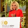 Brigitte Macron lors de l'inauguration de la maison de répit à Tassin-la-Demi-Lune dans la Métropole de Lyon le 18 juin 2019. La secrétaire d'Etat chargée des personnes handicapées Sophie Cluzel et l'épouse du président de la République Brigitte Macron ont inauguré mardi une "maison du répit" pour soulager les aidants épuisés, une première que le gouvernement aimerait voir essaimer. Cet établissement, situé à Tassin-la-Demi-Lune (métropole de Lyon), offre à ceux qui consacrent leur vie à aider un parent malade ou handicapé "un moment où elles peuvent poser leurs valises, se ressourcer, confier leur proche", a rappelé Sophie Cluzel. Financée par des mécènes et les collectivités, la "maison du répit" a obtenu que les nuitées soient remboursées quasi-intégralement par la Sécurité sociale. Un point crucial qui "fait entrer le répit dans l'aide sociale", insiste Henri de Rohan-Chabot, cofondateur et délégué général de la Fondation France Répit, à l'initiative de cette innovation sociale. © Romain Doucelin / Bestimage