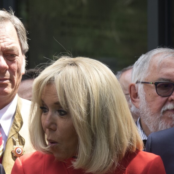 Gérard Collomb, maire de Lyon - Brigitte Macron lors de l'inauguration de la maison de répit à Tassin-la-Demi-Lune dans la Métropole de Lyon le 18 juin 2019. La secrétaire d'Etat chargée des personnes handicapées Sophie Cluzel et l'épouse du président de la République Brigitte Macron ont inauguré mardi une "maison du répit" pour soulager les aidants épuisés, une première que le gouvernement aimerait voir essaimer. Cet établissement, situé à Tassin-la-Demi-Lune (métropole de Lyon), offre à ceux qui consacrent leur vie à aider un parent malade ou handicapé "un moment où elles peuvent poser leurs valises, se ressourcer, confier leur proche", a rappelé Sophie Cluzel. Financée par des mécènes et les collectivités, la "maison du répit" a obtenu que les nuitées soient remboursées quasi-intégralement par la Sécurité sociale. Un point crucial qui "fait entrer le répit dans l'aide sociale", insiste Henri de Rohan-Chabot, cofondateur et délégué général de la Fondation France Répit, à l'initiative de cette innovation sociale. © Sandrine Thesillat / Panoramic / Bestimage