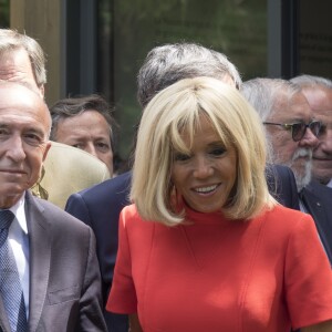 Gérard Collomb, maire de Lyon - Brigitte Macron lors de l'inauguration de la maison de répit à Tassin-la-Demi-Lune dans la Métropole de Lyon le 18 juin 2019. La secrétaire d'Etat chargée des personnes handicapées Sophie Cluzel et l'épouse du président de la République Brigitte Macron ont inauguré mardi une "maison du répit" pour soulager les aidants épuisés, une première que le gouvernement aimerait voir essaimer. Cet établissement, situé à Tassin-la-Demi-Lune (métropole de Lyon), offre à ceux qui consacrent leur vie à aider un parent malade ou handicapé "un moment où elles peuvent poser leurs valises, se ressourcer, confier leur proche", a rappelé Sophie Cluzel. Financée par des mécènes et les collectivités, la "maison du répit" a obtenu que les nuitées soient remboursées quasi-intégralement par la Sécurité sociale. Un point crucial qui "fait entrer le répit dans l'aide sociale", insiste Henri de Rohan-Chabot, cofondateur et délégué général de la Fondation France Répit, à l'initiative de cette innovation sociale. © Sandrine Thesillat / Panoramic / Bestimage 