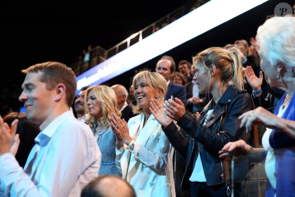 Brigitte Macron et ses enfants Laurence Auzière Jourdan, Tiphaine Auzière et Sébastien Auzière, Line Renaud - La famille, les amis et soutiens d'Emmanuel Macron dans les tribunes lors du grand meeting d'Emmanuel Macron à l'AccorHotels Arena à Paris, le lundi 17 avril 2017. © Dominique Jacovides - Sébastien Valiela / Bestimage