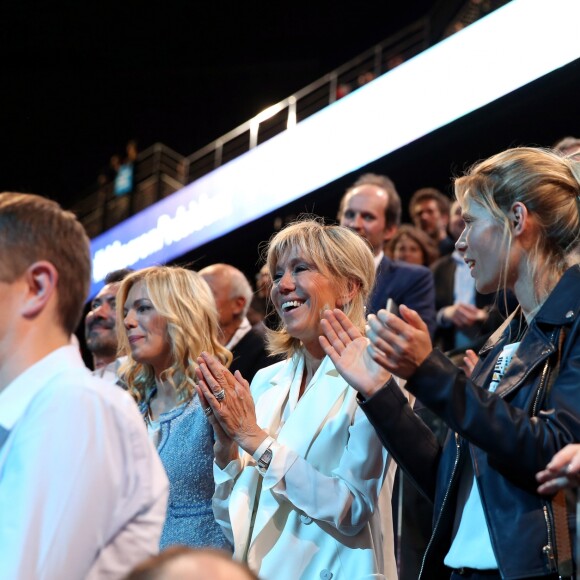 Brigitte Macron et ses enfants Laurence Auzière Jourdan, Tiphaine Auzière et Sébastien Auzière, Line Renaud - La famille, les amis et soutiens d'Emmanuel Macron dans les tribunes lors du grand meeting d'Emmanuel Macron à l'AccorHotels Arena à Paris, le lundi 17 avril 2017. © Dominique Jacovides - Sébastien Valiela / Bestimage