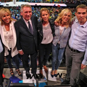 Gérard Collomb, Brigitte Macron, François Bayrou et Tiphaine Auzière, Laurence Auzière Jourdan et Sébastien Auzière, les enfants de Brigitte Macron - La famille, les amis et soutiens d'Emmanuel Macron dans les tribunes lors du grand meeting d'Emmanuel Macron à l'AccorHotels Arena à Paris, le lundi 17 avril 2017. © Dominique Jacovides - Sébastien Valiela / Bestimage