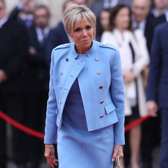 Brigitte Macron (Trogneux) (robe bleue lavande, qui lui est prêtée par Louis Vuitton, conçue par N. Ghesquière) - La famille de Emmanuel Macron arrive au palais de l'Elysée à Paris le 14 mai 2017 pour la cérémonie d'investiture du nouveau président. © Cyril Moreau / Bestimage