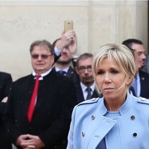 Brigitte Macron (Trogneux) (robe bleue lavande, qui lui est prêtée par Louis Vuitton, conçue par N. Ghesquière) - La famille de Emmanuel Macron arrive au palais de l'Elysée à Paris le 14 mai 2017 pour la cérémonie d'investiture du nouveau président. © Stéphane Lemouton/Bestimage