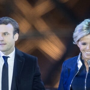 Emmanuel Macron avec sa femme Brigitte Macron (Trogneux) - Le président-élu, Emmanuel Macron, prononce son discours devant la pyramide au musée du Louvre à Paris, après sa victoire lors du deuxième tour de l'élection présidentielle le 7 mai 2017. © Cyril Moreau / Bestimage