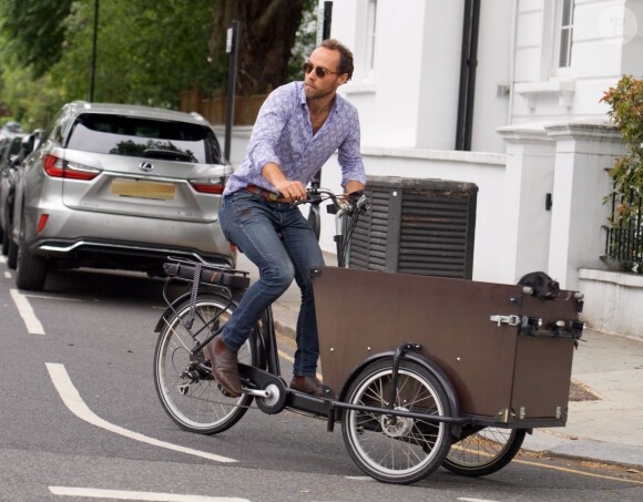 Exclusif - James Middleton et son petit chien se baladent en vélo-cargo à Londres, le 5 juin 2019.