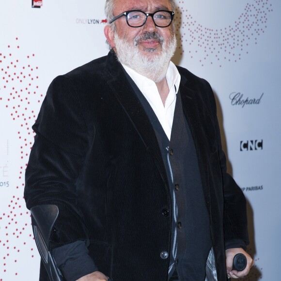 Dominique Farrugia (béquilles) - Inauguration de l'exposition "Lumière! Le cinéma inventé!" au Grand Palais à Paris, le 26 mars 2015.