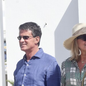 Exclusif - Manuel Valls et sa fiancée Susana Gallardo sont allés dîner au restaurant où ils se sont rencontrés il y a 1 an à Marbella. Le couple a célébré l'anniversaire de leur rencontre. L'ancien Premier ministre et sa compagne Susana Gallardo ont décidé de se marier très prochainement. Le 9 juin 2019