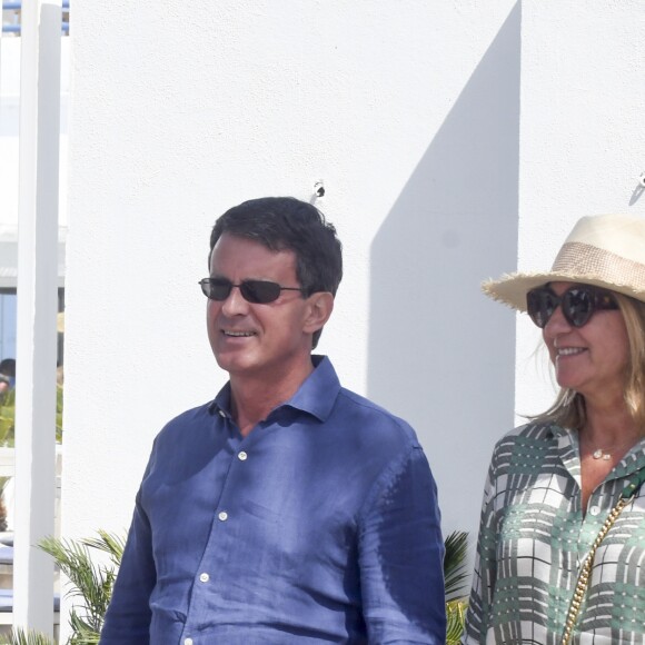 Exclusif - Manuel Valls et sa fiancée Susana Gallardo sont allés dîner au restaurant où ils se sont rencontrés il y a 1 an à Marbella. Le couple a célébré l'anniversaire de leur rencontre. L'ancien Premier ministre et sa compagne Susana Gallardo ont décidé de se marier très prochainement. Le 9 juin 2019