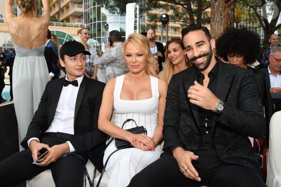 Brandon Lee, sa mère Pamela Anderson et Adil Rami lors de la soirée Amber Lounge Monaco 2019 au profit de la fondation de Jackie Stewart "Race Against Dementia" à l'hôtel Méridien Beach Plaza à Monaco, le 24 mai 2019. © Bruno Bebert / Bestimage