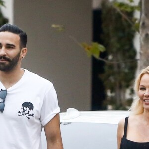 Exclusif - Pamela Anderson et son compagnon Adil Rami se baladent dans le quartier de Malibu à Los Angeles, le 6 juin 2019.