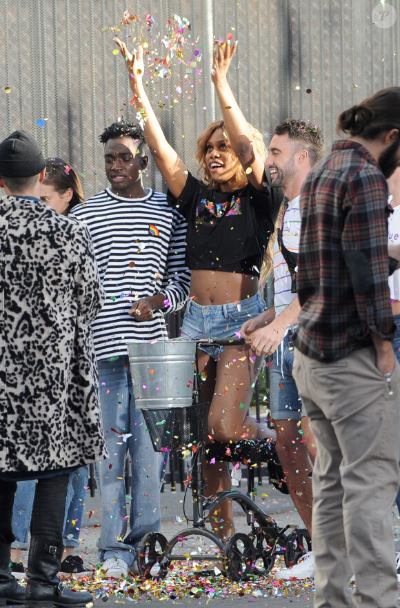 Exclusif - Laverne Cox, blessée au pied, sur le tournage d'une pub H&M à Los Angeles le 22 février 2019