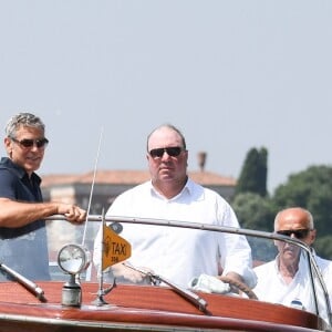 George Clooney et sa femme Amal Clooney sortent de leur hôtel, et prennent un bateau taxi pour se rendre dans un héliport pour s'envoler en hélicoptère de Venise, Italie, le 27 juin 2019.