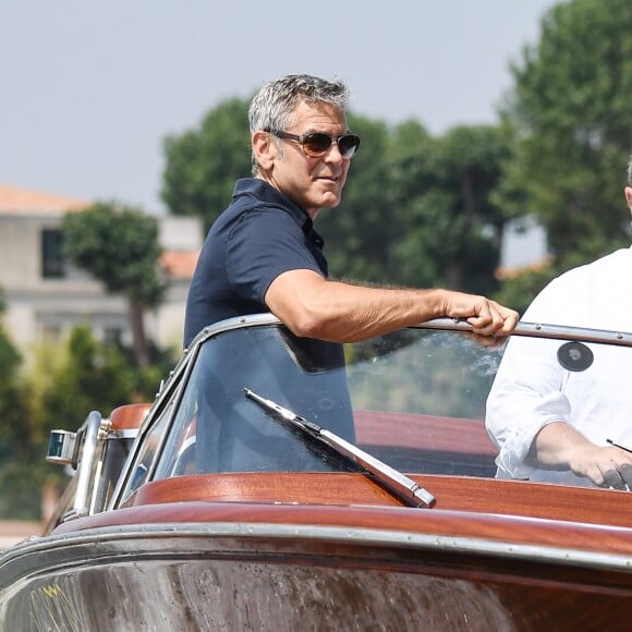 George Clooney et sa femme Amal Clooney sortent de leur hôtel, et prennent un bateau taxi pour se rendre dans un héliport pour s'envoler en hélicoptère de Venise, Italie, le 27 juin 2019.