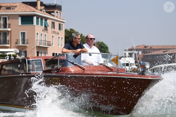 George Clooney et sa femme Amal Clooney sortent de leur hôtel, et prennent un bateau taxi pour se rendre dans un héliport pour s'envoler en hélicoptère de Venise, Italie, le 27 juin 2019.