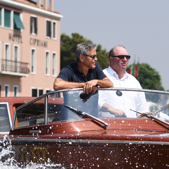 George Clooney et sa femme Amal Clooney sortent de leur hôtel, et prennent un bateau taxi pour se rendre dans un héliport pour s'envoler en hélicoptère de Venise, Italie, le 27 juin 2019.