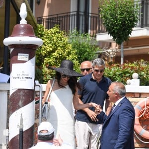 George Clooney et sa femme Amal Clooney sortent de leur hôtel, et prennent un bateau taxi pour se rendre dans un héliport pour s'envoler en hélicoptère de Venise, Italie, le 27 juin 2019.