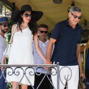 George Clooney et sa femme Amal Clooney sortent de leur hôtel, et prennent un bateau taxi pour se rendre dans un héliport pour s'envoler en hélicoptère de Venise, Italie, le 27 juin 2019.