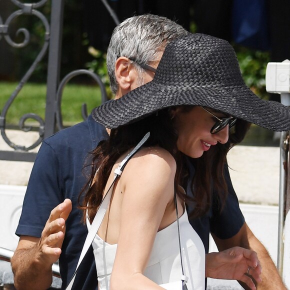 George Clooney et sa femme Amal Clooney sortent de leur hôtel, et prennent un bateau taxi pour se rendre dans un héliport pour s'envoler en hélicoptère de Venise, Italie, le 27 juin 2019.