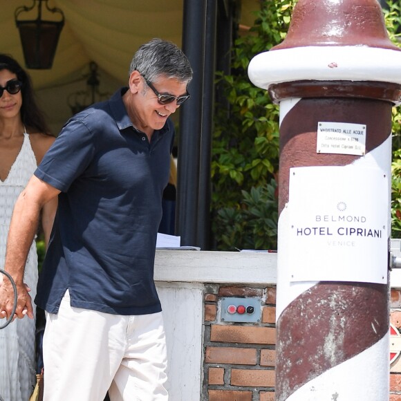 George Clooney et sa femme Amal Clooney sortent de leur hôtel, et prennent un bateau taxi pour se rendre dans un héliport pour s'envoler en hélicoptère de Venise, Italie, le 27 juin 2019.