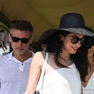 George Clooney et sa femme Amal Clooney sortent de leur hôtel, et prennent un bateau taxi pour se rendre dans un héliport pour s'envoler en hélicoptère de Venise, Italie, le 27 juin 2019.