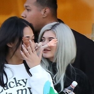 Exclusif - Kylie Jenner et son amie Jordyn Woods s'amusent avec les photographes en se cachant le visage avec des petites mains en plastique à la sortie d'un restaurant à Calabasas, le 1er décembre 2018