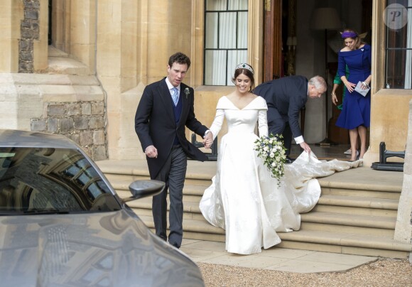 La princesse Eugénie et son mari Jack Brooksbank quittent le château de Windsor après leur mariage à bord d'une Aston Martin le 12 octobre 2018 sous le regard de ses parents le prince Andrew, duc d'York, Sarah Ferguson, duchesse d'York et de sa soeur la princesse Béatrice.