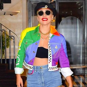Lady Gaga aux couleurs de la Pride sort de son hôtel à New York Le 28 Juin 2019.